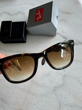 NWT Ray-Ban Folding Wayfarer Sunglasses – Tortoiseshell/Brown Gradient